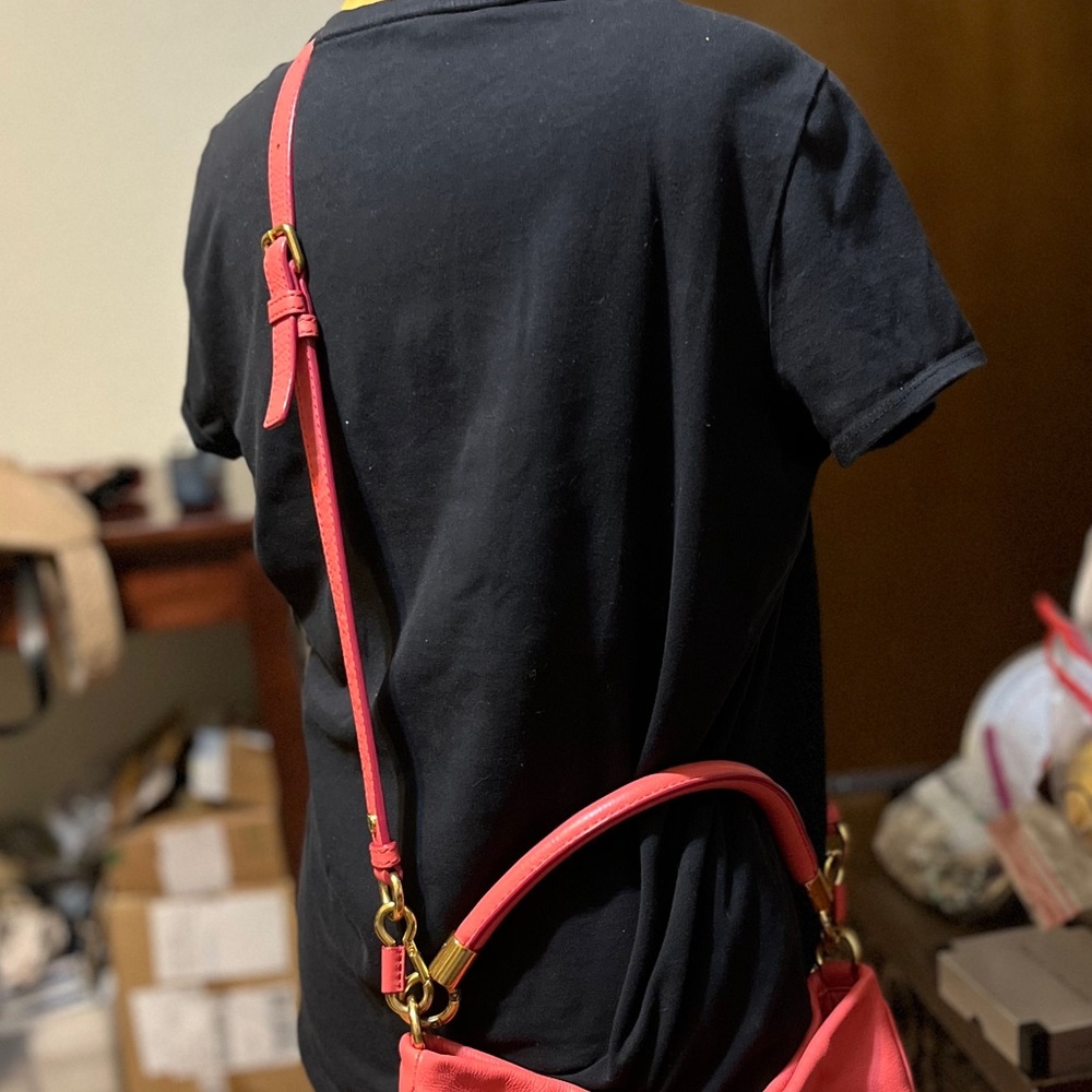 Elegant Marc Jacobs Coral Leather Shoulder Bag - Picture 4 of 13